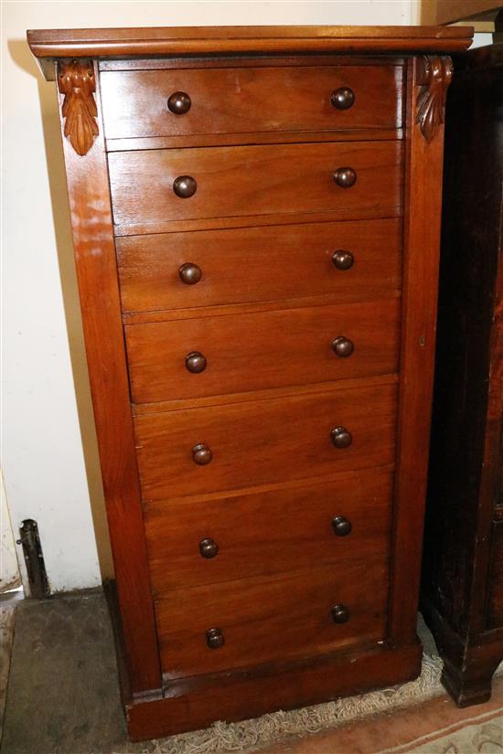 Mahogany Wellington chest(-)